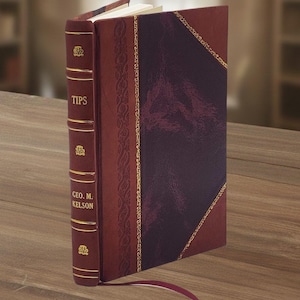 Puede incluir: Un libro de tapa dura burdeos con letras y detalles dorados. La columna vertebral dice "TIPS" y "GEO. M. KELSON". El libro tiene una sección morada oscura en la portada y una cinta de marcador burdeos.