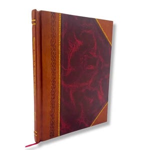 以下が含まれることがあります： 茶色の革の背表紙と角、金色のトリムが付いたバーガンディ色の表紙のハードカバー本。 本には赤いリボンブックマークがあり、背表紙には「Emerald Tablets Of Thoth The Atlantean」というタイトルが印刷されています。