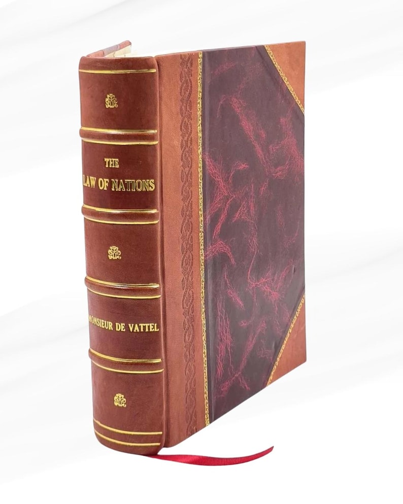 以下が含まれることがあります： 「THE LAW OF NATIONS」というタイトルの、Monsieur de Vattelによるハードカバーの本。茶色の革の表紙に金色の文字と装飾が施されています。背表紙は金色の装飾で区切られています。赤いリボンのしおりが見えます。