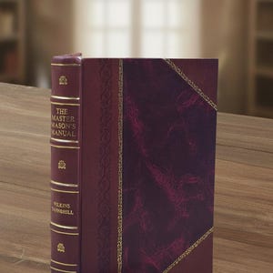 Peut inclure: Un livre à couverture rigide bordeaux intitulé The Master Mason's Manual par Wilkins Tannehill. Le dos présente des lettres dorées et des bandes horizontales décoratives. La couverture a une finition texturée avec des bordures dorées.