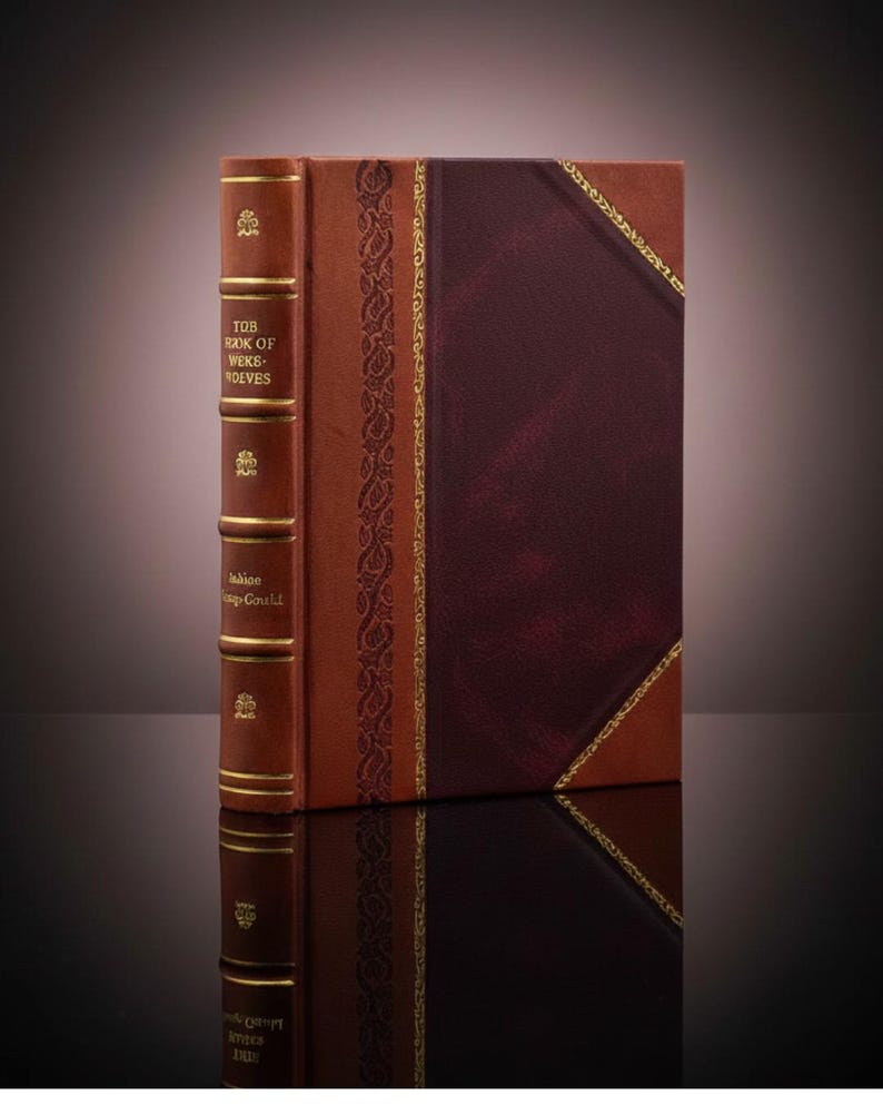 Puede incluir: Un libro encuadernado en cuero marr&oacute;n con detalles dorados. El lomo muestra el t&iacute;tulo "The Book of Weeds-Doves" en dorado. La cubierta presenta un panel burdeos y bordes dorados, con un dise&ntilde;o cl&aacute;sico.