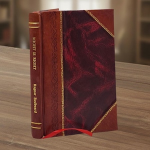 Könnte beinhalten: Ein Hardcover-Buch mit einem burgunderroten und dunkelroten Ledereinband. Auf dem Buchrücken steht "MIGHT IS RIGHT" und "Ragnar Redbeard" in goldener Schrift. Ein rotes Lesebändchen ist sichtbar. Goldene Verzierungen akzentuieren die Kanten des Einbands.