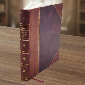 Peut inclure: Un livre à couverture rigide intitulé "QUANTITY RECIPES FOR SCHOOL FOOD SERVICE". Le livre a un dos bordeaux avec des détails dorés et une couverture violet foncé avec une bordure dorée. Un signet en ruban rouge est visible.