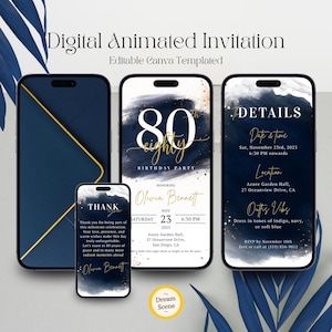 Op de afbeelding: Digitale geanimeerde uitnodigingssjabloon voor een 80e verjaardag. Het ontwerp heeft marineblauwe en gouden accenten, met details zoals datum, tijd, locatie en RSVP-informatie weergegeven op smartphoneschermen. De uitnodiging is bewerkbaar in Canva.