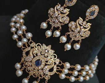 Conjunto de collar gargantilla Kundan con acabado dorado, perlas y diamantes americanos. Joyería nupcial tradicional india.