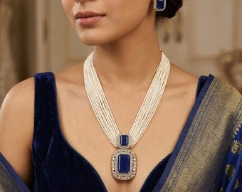 Conjunto de collar Royal Blue Elegance con colgante de zafiro llamativo y diseño clásico de capas de perlas.