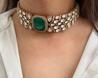 Gargantilla artesanal de piedra verde esmeralda – Joyería nupcial tradicional india con acabado en tono dorado