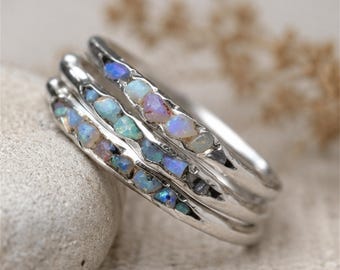 Anillo estilo ópalo iridiscente, anillo multibanda tono plata, anillo llamativo estilo boho, anillo con piedra colorida, regalo único para ella.