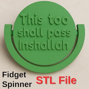 Puede incluir: Un spinner verde con la frase "This too shall pass Inshallah" en relieve. Las palabras "Fidget Spinner" y "STL File" están impresas debajo.