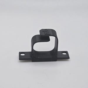 Könnte beinhalten: Eine schwarze, 3D-gedruckte Halterung mit einem gebogenen, U-förmigen Abschnitt und einer flachen Basis mit zwei Löchern. Die Halterung ist zur Aufnahme eines Objekts bestimmt. Der Hintergrund ist schlicht weiß.