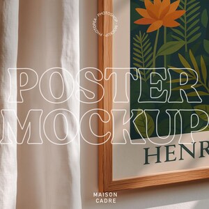 Könnte beinhalten: Gerahmtes Poster-Mockup mit einer botanischen Illustration einer orangefarbenen Blume und grünen Blättern auf dunklem grünem Hintergrund. Das Poster befindet sich in einem hellbraunen Holzrahmen. Die Worte "POSTER MOCKUP" sind auf das Bild gelegt.