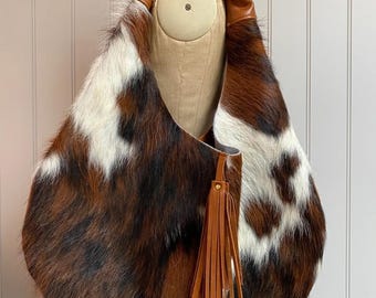 Handgefertigte Hair-On Hobo Bag aus Rindsleder | Echte Kuhfell Geldbörse | Dreifarbige Kuh Print Boho
