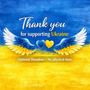 Könnte beinhalten: Eine weiße Keramik-Tasse mit schwarzem Henkel und dem Text "But First, Coffee" in handschriftlichem Stil. Die Tasse steht auf einer weißen Oberfläche. Die Tasse ist 10 cm hoch.