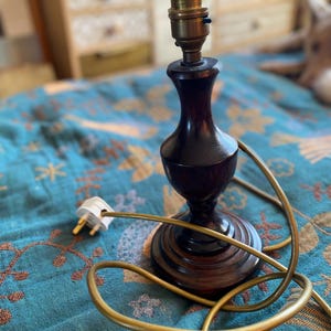 Lámpara de mesa vintage con balaustre de madera torneada y base de madera oscura de mediados de siglo.