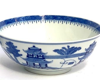 古磁器 青白い陶器ボウル 花と鳥のデザイン 古い染付の皿に描かれた藍