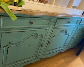 Aparador grande de estilo provenzal francés vintage, color verde azulado/turquesa envejecido, credenza rústica de granja con tapa de madera maciza. 1,86 x 51 x 86 cm. SOLO RECOGIDA EN TIENDA.