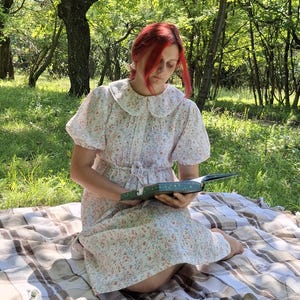 Blumiges Midi Kleid mit Puffärmeln – Cottagecore Kleid mit Bubikragen