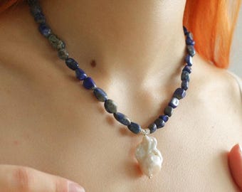 GEMBEA Lapis Lazuli Perlen Halskette mit Barock Perle Anhänger, unregelmäßige Edelstein Perlen Halskette, Urlaub Strand Halskette
