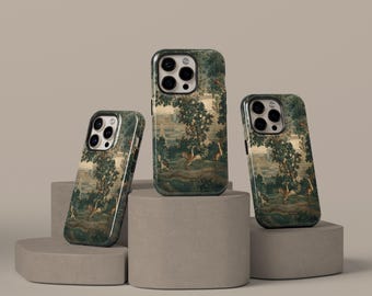 Puede incluir: Tres fundas para teléfono con un diseño de paisaje vintage con árboles, ciervos y un río en tonos verdes, marrones y beige. Las fundas se exhiben sobre pedestales geométricos grises sobre un fondo neutro.