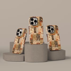 Puede incluir: Tres fundas para teléfono con un diseño de patchwork en tonos marrón, beige y negro. Las fundas se exhiben sobre una plataforma geométrica gris, mostrando sus intrincados patrones y texturas. Las fundas tienen un acabado brillante.