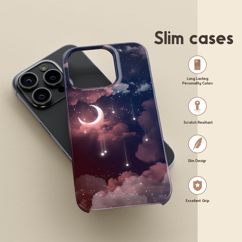 Puede incluir: Una funda de tel&eacute;fono con un dise&ntilde;o celestial que presenta una luna creciente, estrellas y nubes en tonos rosa, morado y azul. La funda est&aacute; etiquetada como "Slim cases" y tiene iconos que indican colores duraderos, resistencia a los ara&ntilde;azos, dise&ntilde;o delgado y excelente agarre.