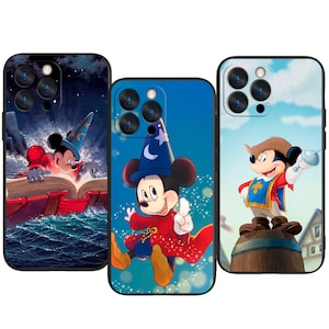 Puede incluir: Tres fundas para teléfono con ilustraciones de Mickey Mouse. Una muestra a Mickey como mago, otra como hechicero y la tercera como mosquetero. Cada funda tiene un diseño de fondo y una combinación de colores únicos.