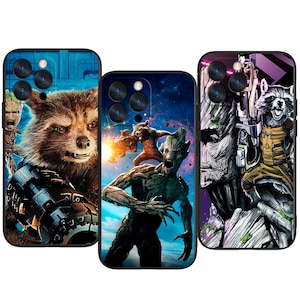 Puede incluir: Tres fundas para teléfono con personajes de Guardianes de la Galaxia. Una funda muestra a Rocket Raccoon con un arma, otra muestra a Rocket y Groot en una escena espacial, y la tercera presenta a Groot y Rocket con un arma.