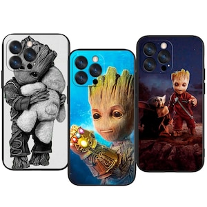 Puede incluir: Tres fundas para teléfono con Groot de Guardianes de la Galaxia. Una funda muestra a Groot abrazando un oso de peluche en blanco y negro. Otra funda representa a Groot sosteniendo el Guantelete del Infinito. La tercera funda muestra a Groot con Baby Yoda.