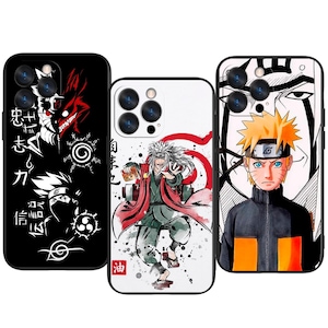 Op de afbeelding: Drie telefoonhoesjes met anime-achtige afbeeldingen. De eerste is zwart met een rode draak en Japanse tekst. De tweede is wit met een personage dat een boek vasthoudt. De derde is zwart en oranje met een personage met stekelig geel haar.