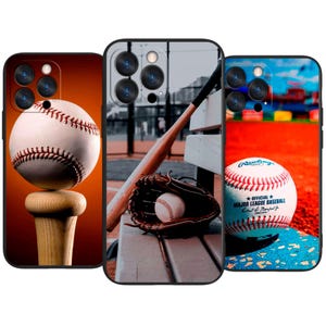 Puede incluir: Tres fundas para teléfono con temas de béisbol. Una funda muestra una pelota de béisbol sobre un soporte de madera contra un fondo naranja. Otra muestra un bate, un guante y una pelota en un banco. La tercera funda tiene una pelota de béisbol con el texto "Official Major League Baseball".