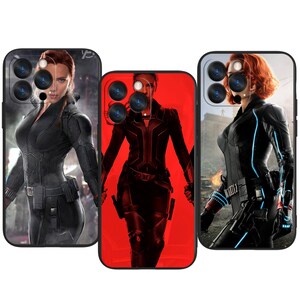 Peut inclure: Trois coques de téléphone représentant le personnage de Black Widow. Les coques présentent différentes images du personnage en costume noir, avec des arrière-plans variés. Les coques sont noires avec une finition brillante et ont des découpes pour l'appareil photo du téléphone.