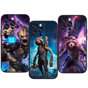 Könnte beinhalten: Drei Handyhüllen mit Charakteren aus einem Science-Fiction-Film. Die Hüllen zeigen Rocket Raccoon, Groot und andere Charaktere in Actionposen vor einem Weltraumhintergrund. Die Hüllen sind schwarz mit glänzendem Finish.