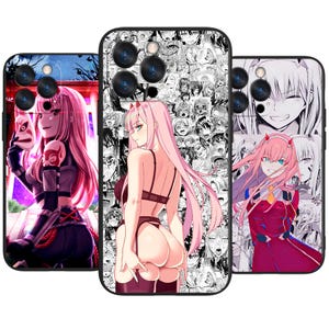 Peut inclure: Trois coques de smartphone présentant des illustrations de personnages de style anime avec des cheveux roses et des cornes rouges. Les motifs incluent un personnage tenant un masque, un personnage en lingerie sur un fond en collage et un personnage en uniforme rouge.