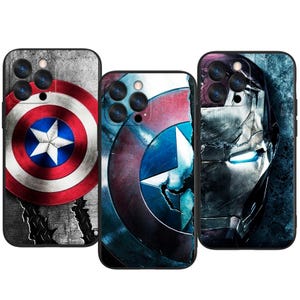 Può includere: Tre custodie per telefono con disegni di supereroi. La prima custodia mostra lo scudo di Capitan America su uno sfondo di metallo usurato. La seconda custodia presenta un primo piano dello scudo di Capitan America. La terza custodia presenta l'elmo di Iron Man.