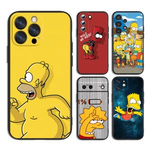 Op de afbeelding: Vijf telefoonhoesjes met personages uit The Simpsons. Een grote gele hoes toont een rennende Homer. Kleinere hoesjes tonen Bart als Deadpool met de tekst KISS MY ASS, de hele familie, Lisa met een bijna lege batterij en Bart in de ruimte.