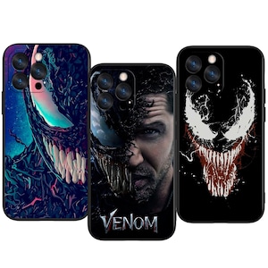 Può includere: Tre custodie per telefono con design di Venom. Una custodia ha un design blu e nero con una faccia di Venom. Un'altra presenta un design a faccia divisa con Venom e una persona. La terza ha una faccia di Venom bianca e rossa su sfondo nero.