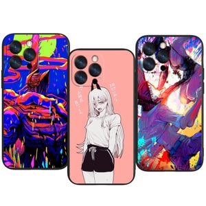 Może przedstawiać: Trzy etui na telefon z kolorowymi wzorami w stylu anime. Etui przedstawiają żywe grafiki, w tym postać z rogami, potwora i abstrakcyjne wzory. Etui są przeznaczone do smartfona.