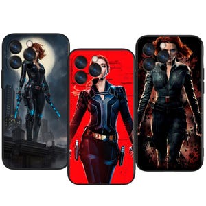Peut inclure: Trois coques de téléphone avec le personnage de Black Widow. Les coques présentent différentes poses d'action du personnage dans sa combinaison noire emblématique. Les arrière-plans varient, notamment une ville, un fond rouge et un design sombre et artistique.