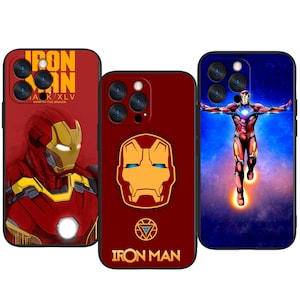 Może przedstawiać: Trzy czerwone etui na telefon z motywami Iron Mana. Jedno etui ma pełną ilustrację Iron Mana, drugie maskę Iron Mana, a trzecie logo i tekst Iron Mana. Etui mają czarne obramowania aparatu.