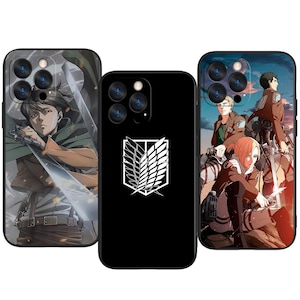 Könnte beinhalten: Drei Handyhüllen mit Illustrationen im Anime-Stil. Eine Hülle hat einen schwarzen Hintergrund mit einem weißen Emblem. Die anderen beiden Hüllen zeigen Charakterillustrationen mit detaillierten Hintergründen.