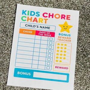 Op de afbeelding: Een kleurrijke kinderklusjeskaart met de woorden "KIDS CHORE CHART" bovenaan. Het bevat secties voor de naam van een kind, klusjes, dagen van de week en een bonus belonings tracker met een lachend ster-icoon.