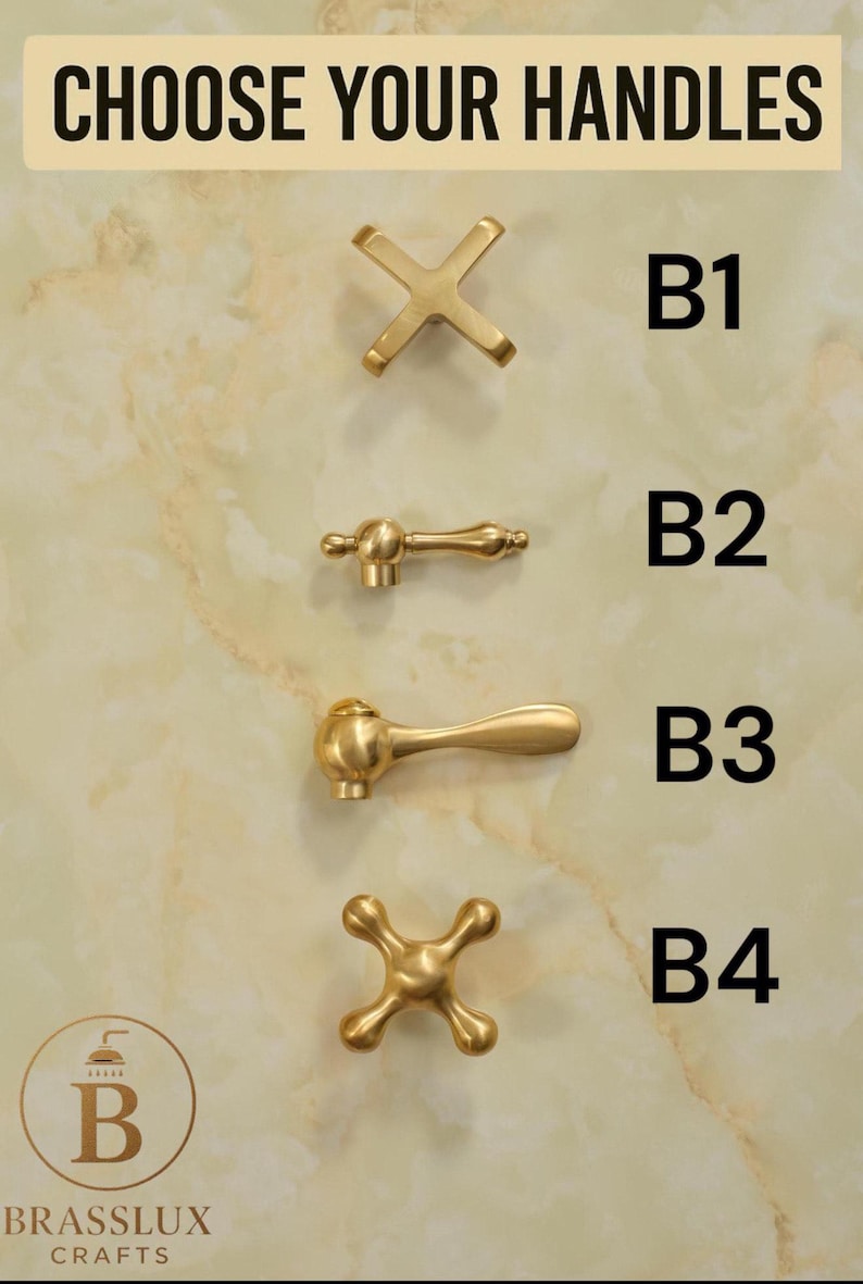 Puede incluir: Cuatro manijas de grifo de metal dorado etiquetadas de B1 a B4. B1 es una manija en forma de cruz, B2 es una palanca delgada, B3 es una palanca curva y B4 es una manija en cruz redondeada. El texto CHOOSE YOUR HANDLES y BRASSLUX CRAFTS es visible.