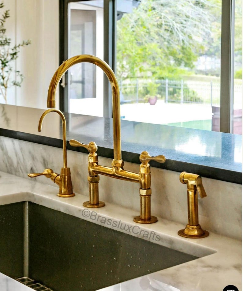 無塗装真鍮製ブリッジ型キッチン水栓（サイドスプレー、冷水栓、レバーハンドル付き） 画像 3