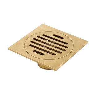 Könnte beinhalten: Ein quadratischer, messingfarbener Bodenablauf mit einem kreisförmigen, geschlitzten Rost. Der Ablauf hat eine gebürstete Oberfläche und ein schlichtes, modernes Design. Für Badezimmer und andere Nassbereiche.