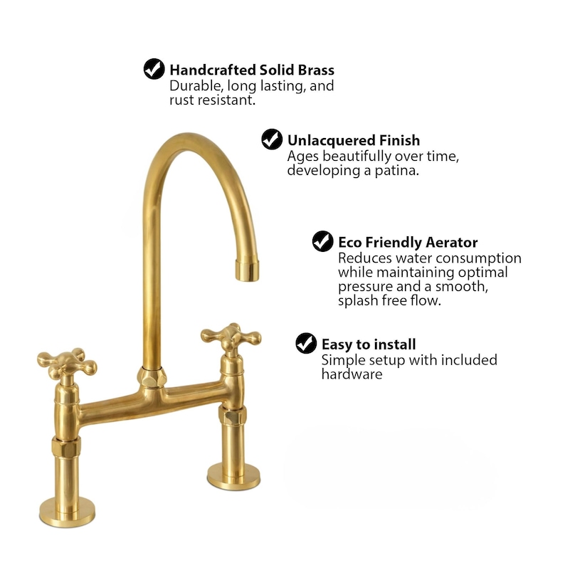 Puede incluir: Un grifo de puente de lat&oacute;n macizo con dos mandos en cruz y un ca&ntilde;o alto. Las etiquetas de texto destacan las caracter&iacute;sticas: Handcrafted Solid Brass, Unlacquered Finish, Eco Friendly Aerator y Easy to install with included hardware.
