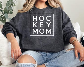 Sudadera de cuello redondo para mamá de hockey: un suéter acogedor para la pista de patinaje