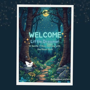 Könnte beinhalten: Eine Illustration mit dem Text "WELCOME Little Dreamer" in einer Waldszene. Ein Weg führt durch Bäume zu einem Vollmond. Ein weißer Schmetterling sitzt auf einem Felsen. Kunstwerk von Moonmoss und Fern.