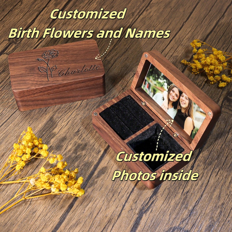 K&ouml;nnte beinhalten: Eine Holzschmuckschatulle mit Scharnierdeckel, mit einer Rosengravur und dem Namen "Charlotte". Die Schatulle ist ge&ouml;ffnet und zeigt ein Foto und F&auml;cher mit schwarzem Samtfutter. Der Text lautet "Customized Birth Flowers and Names" und "Customized Photos inside."