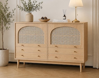 Può includere: Un mobile in legno chiaro con due ante in rattan ad arco e quattro cassetti su ciascun lato, dotato di piccoli pomelli dorati. Il mobile è etichettato come Modello Rattan Door Cabinet A-245 con dimensioni L 160 cm, P 40 cm e H 100 cm.