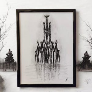 Può includere: Opera d'arte con cornice nera raffigurante un disegno a carboncino di una cattedrale riflessa nell'acqua. Il disegno è dettagliato con linee verticali e un effetto strutturato, creando un contrasto drammatico sullo sfondo bianco. L'opera è firmata in basso a destra.